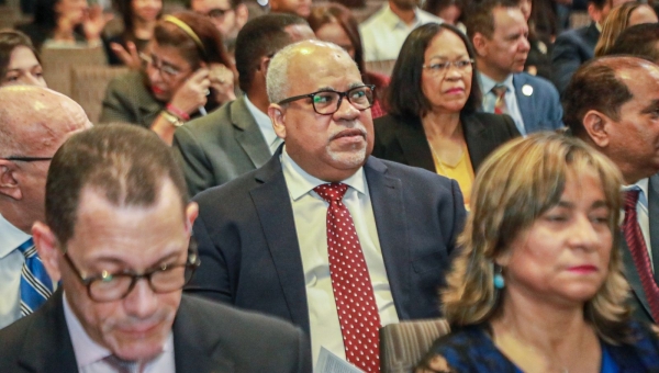 Director Promipyme asiste a presentación Informe Examen Inter- Pares